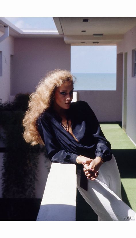 Jerry Hall Vogue, January 1975 Helmut Newton Look Hippie Chic, Jerry Hall, Helmut Newton, 1970s Fashion, 70s Fashion, Fashion Photographer, Editorial Fashion, Style Icons, Balcony