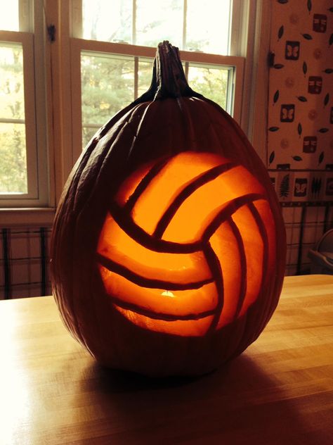 Now thats a cool pumpkin volleyball!! Volleyball Pumpkin Carving, Volleyball Pumpkin, Halloween Volleyball, Halloween Carvings, Volleyball Crafts, Volleyball Party, Volleyball Jewelry, Volleyball Senior Night, Volleyball Memes