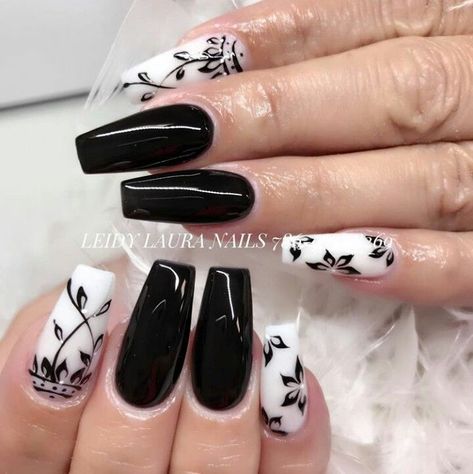 Black And White Flower Nail Art, Wedding Nails For Bride Black And White, Black And White Rose Nails, Black Nails White Flower, Black And White Nails With Flowers, Black Floral Nail Designs, Black And White Flower Nail Designs, White Nails With Black Flowers, Black And White Floral Nails