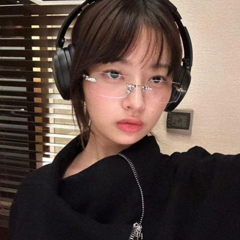 ive rei icon Ive Rei, Rei Ive, Mens Outfit Inspiration, Black Headphones, Wearing Glasses, Latest Albums, I Love Girls, Pretty Selfies, Korean Makeup