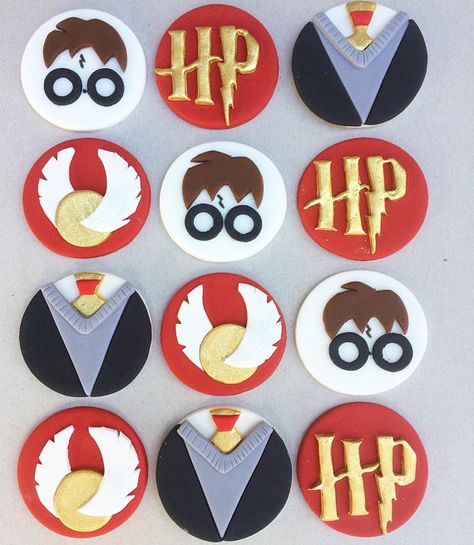 Harry Potter Muffins, Cupcakes Harry Potter, Cookies With Fondant, Harry Potter Cupcake Toppers, Gateau Harry Potter, Baby Harry Potter, Harry Potter Motto Party, Harry Potter Cupcakes, Harry Potter Cakes