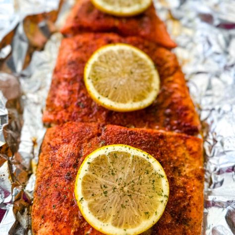 Salmon Foil Packets Oven, Foil Packet Salmon, Simple Seafood Recipes, Parchment Paper Recipes, Baked Salmon In Foil, Salmon Foil Packets, Oven Salmon, Salmon In Foil, Raw Salmon