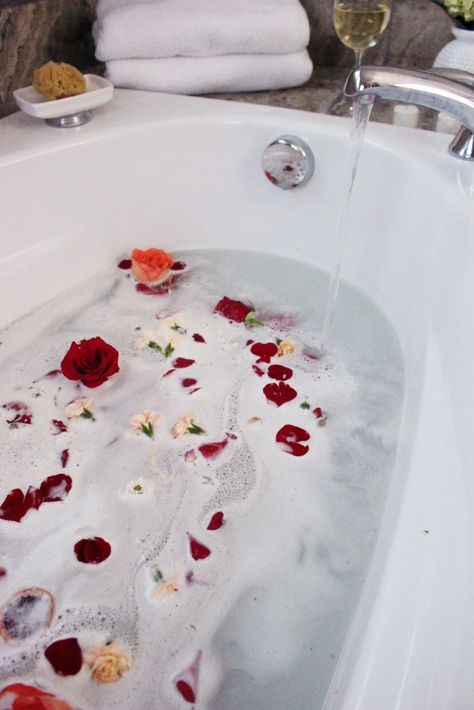 Zoe With Love creates a rose infused milk bath, perfect for pampering and treating yourself to some me time. Bath Goals, Bath Aesthetic, Dream Bath, Bad Inspiration, Norman Foster, Flower Bath, Milk Bath, Relaxing Bath, Bubble Bath