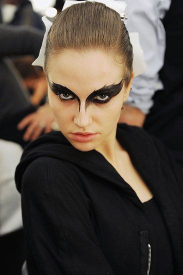 Halloween Makeup Skull, Black Swan Makeup, Dark Angel Costume, Raven Costume, Bird Makeup, Black And White Makeup, Angel Makeup, Bird Costume, Runway Beauty