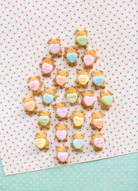 TEDDY BEAR GRAHAM COOKIES HOLDING CONVERSATION HEARTS Valentines Day Cookie Recipe, Graham Cookies, Saint Valentin Diy, Hello Wonderful, Valentines Bricolage, Valentinstag Party, Classroom Treats, Valentine Desserts, Valentines Day Desserts