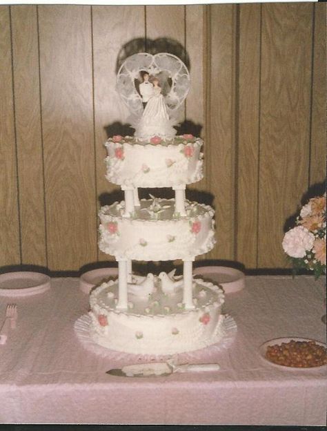 Kitchy Wedding Cake, 1960s Wedding Cake, Gothic Aesthetic Wedding, Sakura Wedding Cake, 1980s Wedding Cake, Barbie Wedding Cake, Kitsch Wedding Decor, Coquette Wedding Ring, Early 2000s Wedding