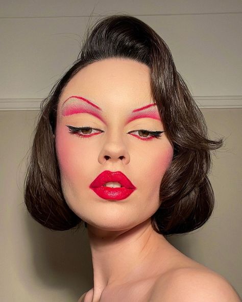 𝐹𝓇𝒶𝓃𝒸𝑒𝓈 on Instagram: “A little rogue @sheglam_official Take a Hint Lip Tint shade 'Love on Tap'. I really am feeling my Shalom Harlow at the moment #SHEGLAM…” Trashy Makeup, Retro Shoot, Retro Makeup Looks, Drag Ideas, Portrait Studies, Susan Sullivan, Take A Hint, Drag Make-up, Shalom Harlow