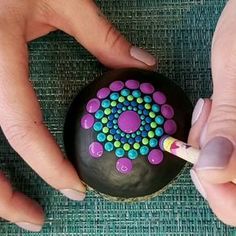 Dot Mandala On Stone Easy, Easy Mandala Rock Art, Mandela Rock Painting Easy, Mandala Painted Rocks Easy, Step By Step Rock Painting For Beginners, Rock Painting Mandala Easy, Easy Dot Mandala Patterns, Mandala Rocks For Beginners, Mandala Stones For Beginners