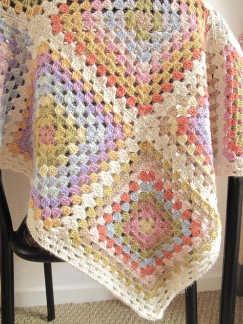 pretty pastel graany blanket Colourful Granny Square Blanket, 1 Color Granny Square, Granny Square Blanket Inspiration, Crochet Pastel Blanket, Granny Square Color Ideas, Pastel Crochet Blanket, Big Granny Square Blanket, Large Granny Square Blanket, Pastel Granny Square