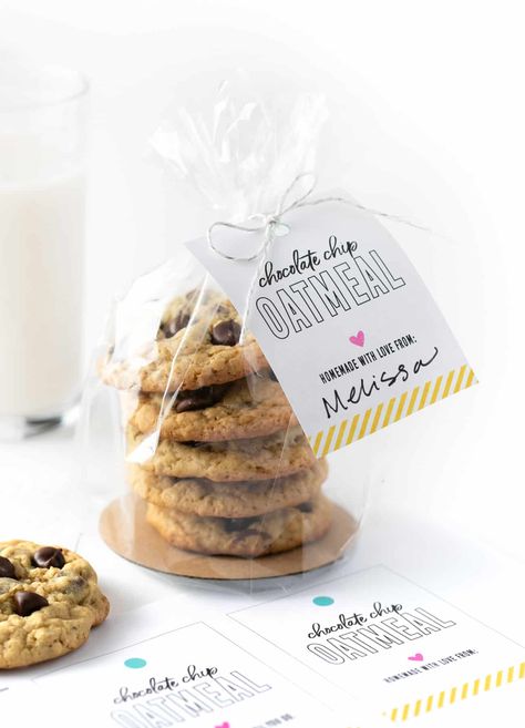 Plastic bag of chocolate chip oatmeal cookies with printable cookie gift tag Cookies Plastic Packaging, Homemade Cookie Packaging Ideas, Chocolate Chip Cookies Packaging, Bag Of Cookies, Homemade Cookie Packaging, Cookies Bag, Cookies Gift, Cookies Gift Packaging, Cookie Packaging Ideas Diy