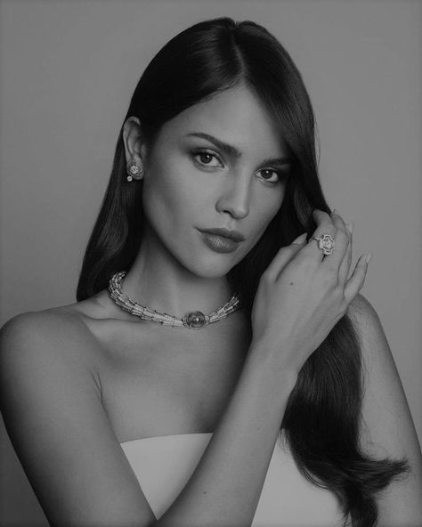 Eiza González Reyna Born: January 30, 1990, Mexico City, Mexico Mexican actress and singer. She gained popularity for her debut role as Lola Valente in the Mexican musical telenovela Lola, érase una vez and later starred in the lead role of Clara Molina on the Nickelodeon teen drama Sueña conmigo. Eiza Gonzalez Black And White, Eliza Gonzalez, Visual Girl, Mexican Actress, Mexican Fashion, Eiza Gonzalez, Mexico City Mexico, Mexican Women, Honey Hair