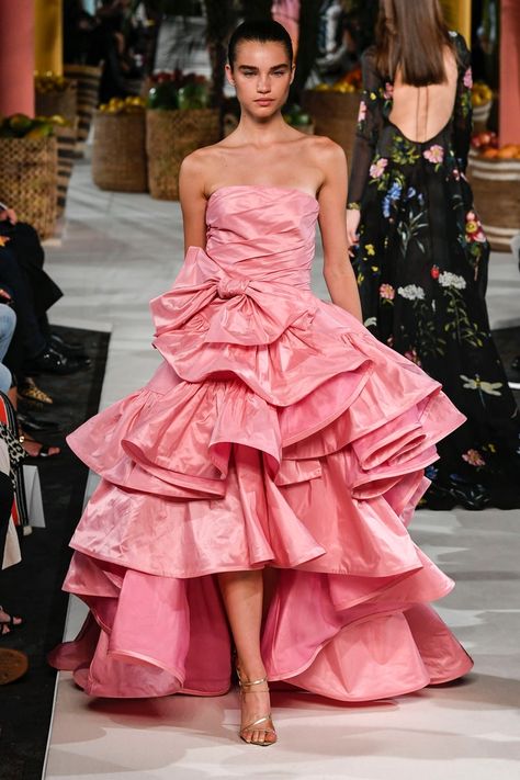 Oscar de la Renta | Ready-to-Wear Spring 2020 | Look 32 Vogue Fashion Trends, Pink Runway, Dolly Fashion, Mode Rose, Runway Dresses, Fashion Baby, Business News, Couture Dresses, London Fashion Week