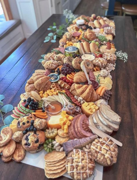 Muffin Charcuterie Board, Baptism Charcuterie Board, Baptism Brunch Ideas, Brunch Bagels, Apple Strudel Muffins, Strudel Muffins, Baptism Food, Baptism Brunch, Brunch Charcuterie Board