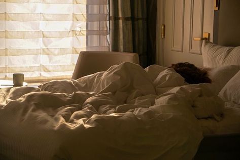 Morning Bed Aesthetic, Sleep Vibes Aesthetic, Lorelai Gilmore Aesthetic, Sleeping On Couch, Gilmore Girls Lorelai, Gilmore Aesthetic, Sleepy Girl, Lorelai Gilmore, Rest And Relaxation