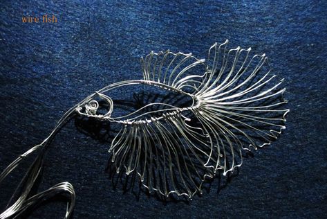 Fish Wire Craft, Fish Wire Sculpture, Wire Fish, Fish Outline, Fish Garden, Wire Ideas, Sculpture Lessons, Dolphin Art, Wire Tree Sculpture