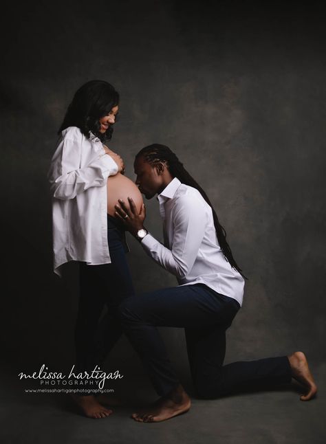 expectant mom and dad studio maternity session dad kissing baby bump Dad Kissing Baby Bump, Baby Bump Shoot Ideas, Maternity Photo Ideas Couple, Mom And Dad Maternity Shoot, Couple Maternity Pictures Studio, Studio Maternity Shoot Couple, Photoshoot Poses Studio, In Studio Maternity Session, Pregnancy Photoshoot Poses