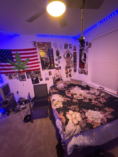 room of a early 2000s teenager. 2000s Teenage Room, Teen Boy Bedroom Aesthetic, Boy Bedroom Aesthetic, Early 2000s Room, Teenager Bedroom Boy, Metal Room, Teenage Room, Big Board, Teen Boy Bedroom