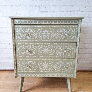 Mandala Furniture, Turquoise Bedroom Ideas, Furniture Restoration Ideas, Flipped Furniture, Furniture Flipping Ideas, Turquoise Bedroom, Flip Furniture, Hand Painted Dressers, Blue Painted Furniture