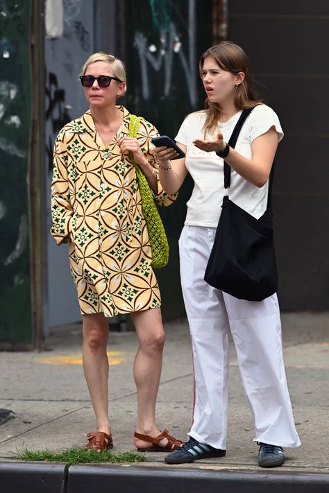 Heath Ledger's daughter Matilda, 18, spotted out with mom Michelle Williams in NYC Heath Ledger Daughter, Matilda Ledger, Michelle Williams Style, Michele Williams, Famous Moms, Lucy Williams, Heath Ledger, Michelle Williams, With Mom