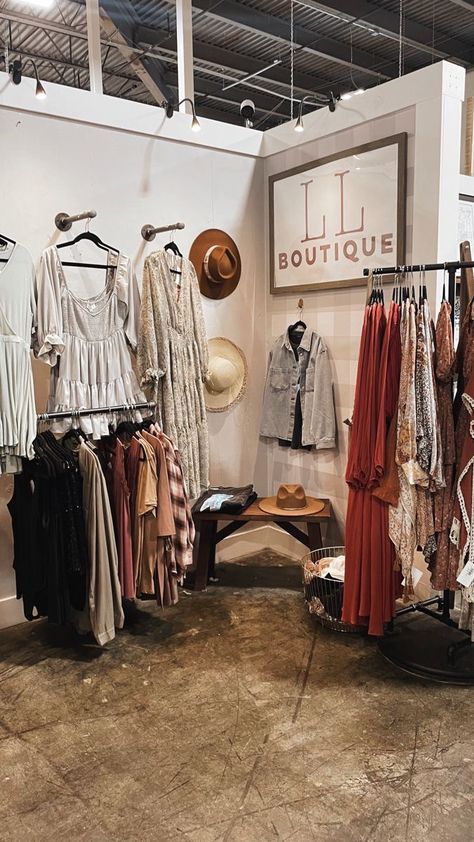 Boutique Wall Display Ideas, Clothing Display Ideas Boutiques, Clothing Booth Display Ideas, Vendor Booth Display Ideas Clothing, Clothing Booth Display, Shop Interiors Boutique, Boutique Layout, Boutique Store Displays, Vendor Booth Display