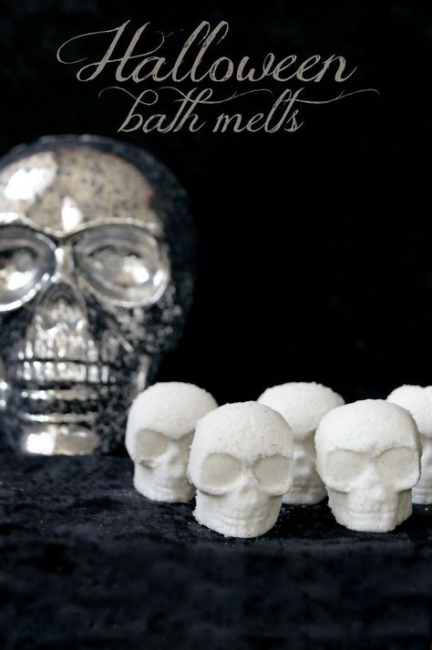 DIY Halloween Bath Melts Day Spa Decor, Diy Toiletries, Halloween Sugar Skull, Halloween Crafts Diy, Halloween Bath, Diy Skulls, Skull Mold, Bath Melts, Skincare Recipes