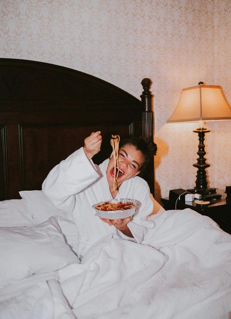 Room service hotel photoshoot. Eating in bed pictures inspired by editorial photography. Wearing a white robe at the The Inn located on the Biltmore Estate in Asheville, North Carolina. Eating In Bed, Pyjama Aesthetic, Hotel Beds, 25 Birthday, Bed Picture, Scalloped Collar, Hotel Inspiration, Vintage Hollywood Glamour, The Biltmore