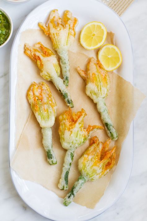 Fried Zucchini Flowers, Italian Fries, Italian Side Dishes, Fried Zucchini, Zucchini Flowers, Recipe Italian, Italian Side, Zucchini Blossoms, Food Italian