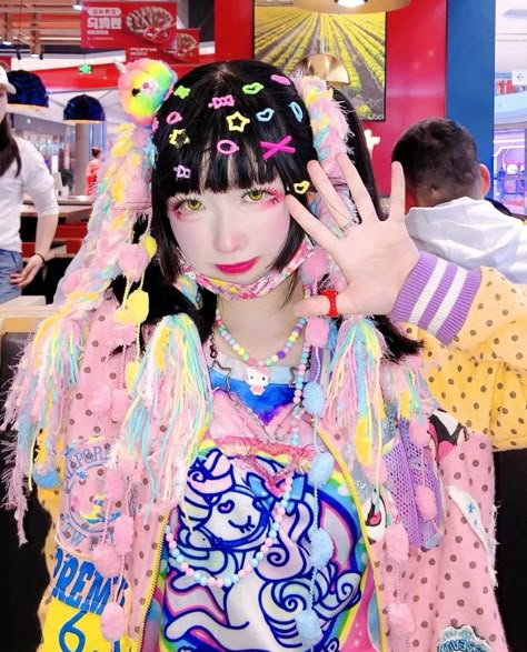 Decora Clothes, Decora Makeup, Harajuku Decora Kei, Decora Kei Fashion, Kawaii Street Fashion, Fashion Subcultures, Candy Photoshoot, Decora Harajuku, Ref Clothes