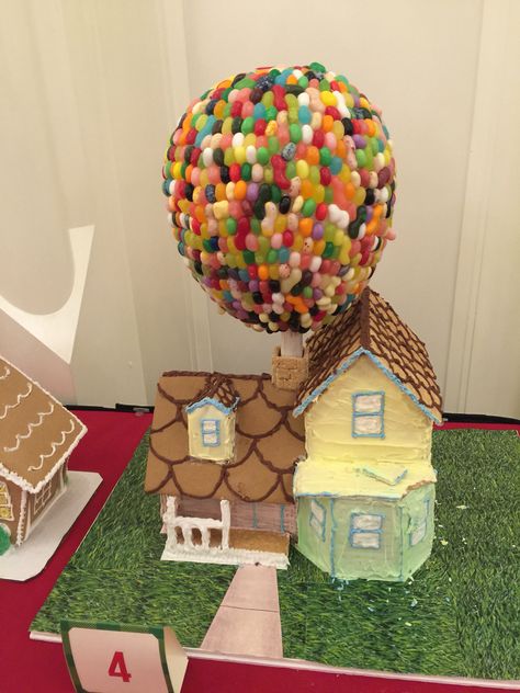 UP Movie Gingerbread Up House Gingerbread, Gingerbread House Disney, Disney Gingerbread House, Up Gingerbread House, Disney Up House, Xmas Gingerbread, Gingerbread House Candy, Snowman Costume, House Cookies