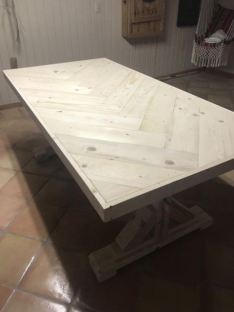 Diy Farmhouse Table Plans, Palette Table, Dining Table And Bench, Table Palette, Handmade Dining Table, Farmhouse Table Plans, Diy Dining Room Table, Diy Kitchen Table, Wood Table Diy