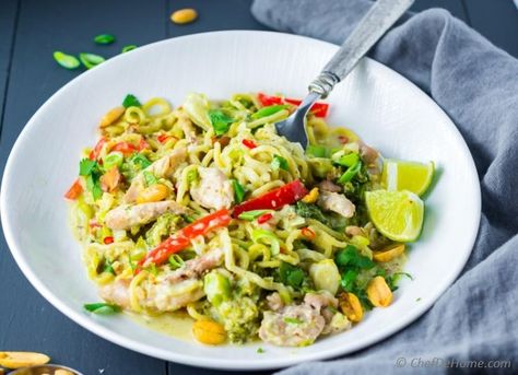 Homemade Thai Green Curry Paste Recipe | ChefDeHome.com Thai Green Curry Chicken, Souvlaki Recipe, Green Curry Recipes, Green Curry Chicken, Thai Green Curry Paste, Curry Coconut, Curry Pasta, Thai Green Curry, Chicken Noodles