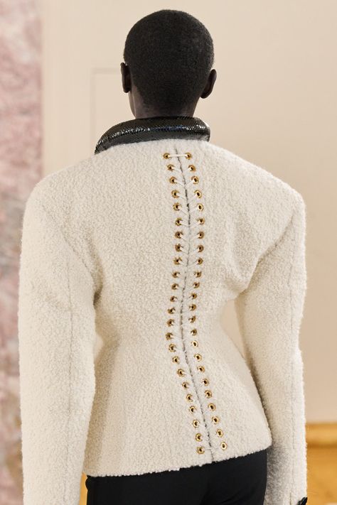 Schiaparelli Spring 2023, Spring 2023 Couture, 2023 Couture, 90s Runway Fashion, Suits Design, Embroidery Suits Design, Couture Details, Embroidery Suits, Abayas Fashion