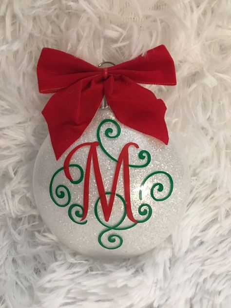 Ordanment Ideas, Christmas Ball Ornaments Diy, Vinyl Ornaments, Cricut Ornaments, Monogrammed Christmas Ornaments, Xmas Projects, Clear Christmas Ornaments, Candy Decor, Cricut Christmas Ideas