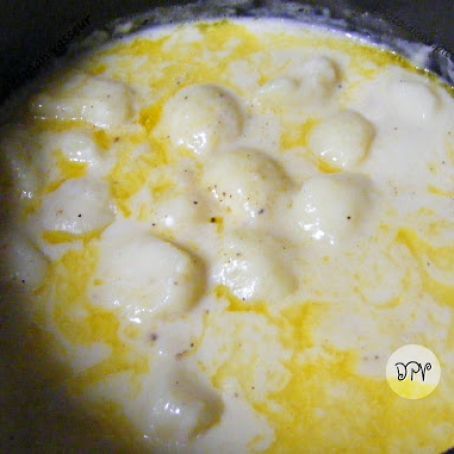 New Potatoes And White Gravy, Potatoes And White Sauce, New Potatoes And Gravy, Stewed Potatoes Old Fashioned, Potatoes In White Sauce, Potatoes With Cream Sauce, White Sauce Recipe, Hot Potato, White Sauce Recipes