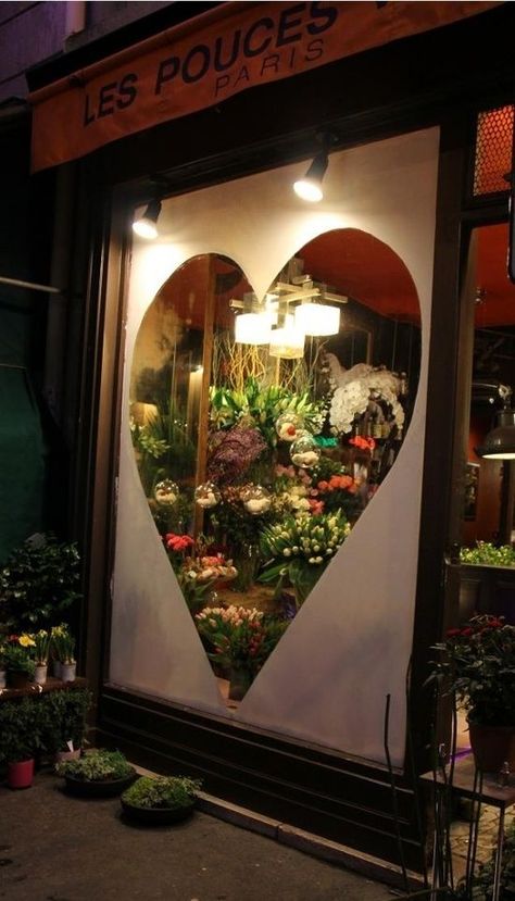 Valentines Window Display, Flower Shop Display, Display Visual Merchandising, Flower Shop Ideas, Shopping In Paris, Window Display Retail, Decoration Vitrine, Window Display Ideas, Window Drawing