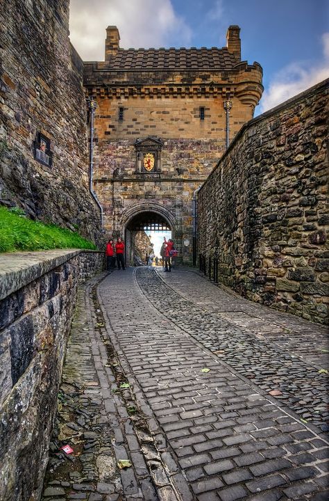 Edinburgh Castle Scotland, Vila Medieval, Castle Scotland, Scottish Castles, Edinburgh Castle, England And Scotland, Beautiful Castles, A Castle, Edinburgh Scotland