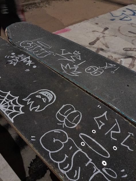 Drawing On Skateboard Ideas, Graffiti On Skateboard, Skaters Aesthetic, Skater Core, Skateboarding Aesthetic, Custom Skates, Classic Skateboard, Skateboard Photos, Skate Vibes