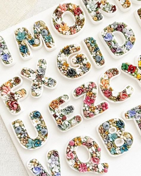 Polymer Clay Letters, Clay Letters, Keychain Letters, Floral Keychain, Diy Magnets, Clay Artist, Clay Keychain, Letters Of The Alphabet, Initial Keychain