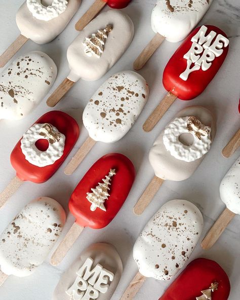 IG: @thedippedhaus Christmas Themed Cake Pops, Christmas Popsicles, Christmas Cakecicles, Easy Christmas Treats To Make, Christmas Cakesicles, Marshmallow Snowmen, Christmas Wreath Cookies, Christmas Treats To Make, Decorating Sugar Cookies