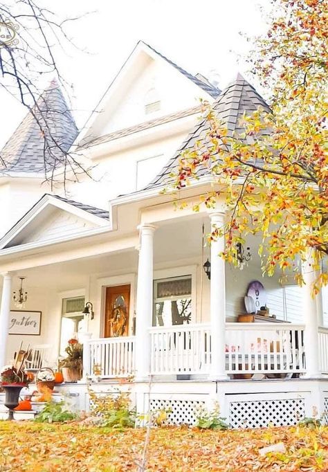 An old farmhouse home tour that has been lovingly updated by its modern day family. A sweet story behind this house early 1900's home that adds to the charm! #farmhousestyle #100yearoldfarmhouse #canadianhomes #farmhouse #whitedecorating #rusticstyle #shiplap #vintagedecorating #farmhouseideas #fvintagefarmhouse #fixerupper #farmhouseremodel #farmhouseideas #modernfarmhouse #sff225 Old Farmhouse Remodel Exterior, Alabama Garden, 1900s Farmhouse, 1900 Farmhouse, Colorful Farmhouse, 100 Year Old Home, 1900s Home, Cottage Style Bathrooms, Wraparound Porch