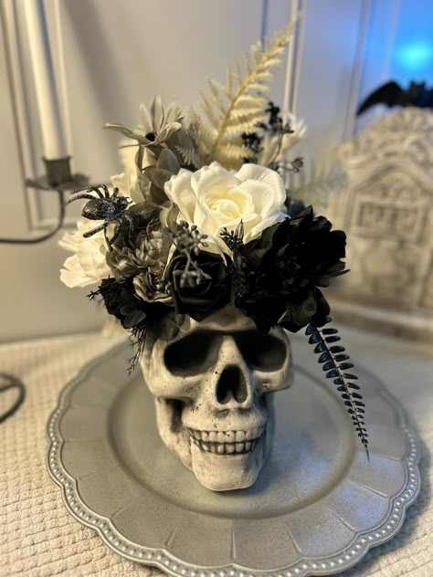 Black and white Halloween, skull centerpiece, Halloween decor, Halloween wedding Beautiful black, white and silver Halloween decor. Skull sits on a silver charger with a beautiful design etched on it. Also comes with a silver gunmetal colored candelabra that holds 3 candles. This piece is separated so you can use elements all year long. Gothic Party Centerpieces, Elegant Halloween Wedding Centerpieces, Skeleton Centerpieces, Spooky Wedding Centerpieces, Diy Candelabra Centerpiece, Halloween Wedding Ideas On A Budget, Gothic Centerpieces, Skull Wedding Decorations Diy, Skull Centerpiece Wedding