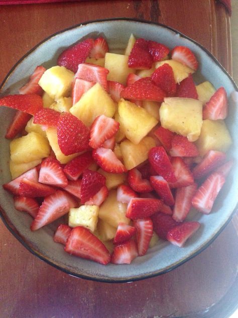 Strawberries And Pineapple, Balanced Diet Meal Plan, Pineapple And Strawberry, Pregnancy Snacks, Pineapple Strawberry, Fresh Pineapple, Healthy Food Dishes, Healthy Food Motivation, Healthy Lifestyle Food