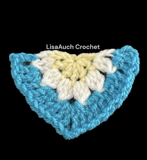 Granny Square Scarf, Crochet Cluster Stitch, Crochet Bandana, Flower Granny Square, Crochet Flowers Free Pattern, Crochet Triangle, Baby Hat Patterns, Crochet Daisy, Crochet Hats Free Pattern