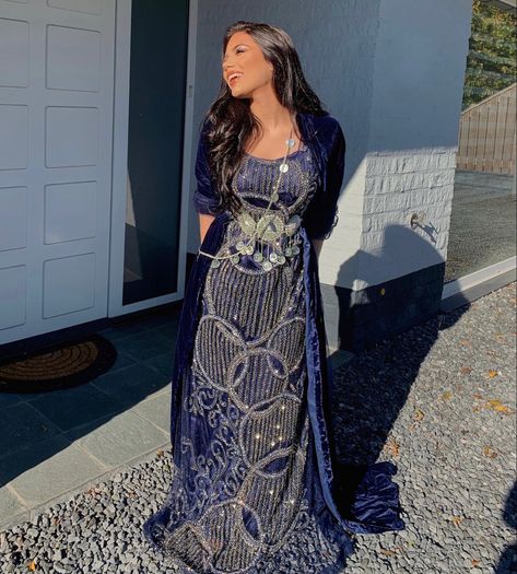 Jle Kurde, Kurdish Dress, Kurdish Clothes, Middle Eastern Fashion, Culture Clothing, Elegant Prom Dresses, Elegant Dresses Classy, Elegant Wedding Dress