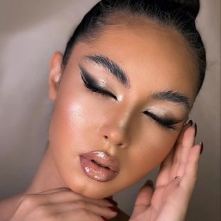 BeautyUnionPL | #makeup #nails (@beautyunionpl) • Instagram photos and videos Smokey Fox Eye Makeup, Fox Eye Makeup, Dark Smokey Eye Makeup, Covering Acne, Dark Smokey Eye, Uneven Skin Texture, Pink Lip Gloss, Runway Makeup, Top Beauty