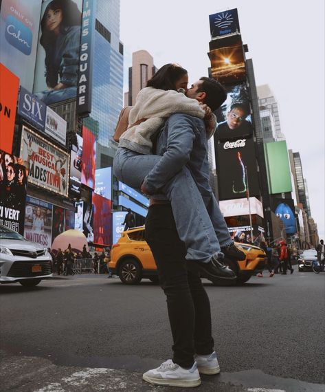 New York Christmas Couple Pictures, New York Boyfriend, Relationship Manifestation, York Outfits, New York Outfits, Couple Pic, Couple Goal, New York Pictures, Pics Ideas