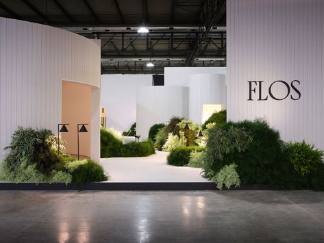 Wedding Garden Backdrop, Plant Installation Design, Plant Backdrop, Greenery Installation, Aesthetic Backdrop, Wedding Installation, Flos Lamp, Moss Wedding, Blitz Design