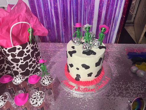 Space Cowgirl Cake Ideas, Space Cowgirl Birthday Cake, Cowboy Alien Party, Space Cowgirl Cake, Cowboy Vs Aliens Party, Cowgirl Birthday Party Outfit, Space Cowboy Party, Space Cowgirl Birthday Party, Space Cowgirl Party