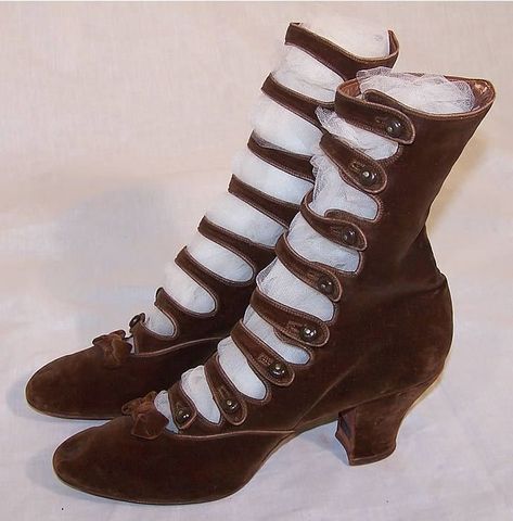 Steampunk Shoes, Victorian Shoes, Victorian Boots, 1890s Fashion, Velvet Shoes, Boot Straps, Victorian Clothing, Vintage Shoes, Outfits Casuales