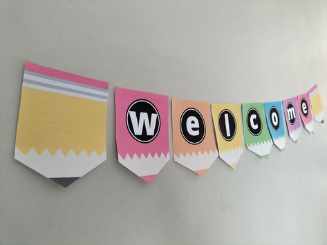 Brighten up your classroom with this Free Welcome Banner. Welcome Banner Printable, Welcome Banners, Phonics Free, Free Printable Banner, Labels Printables Free, Printables Freebies, Welcome Banner, Free Labels, Free Lettering